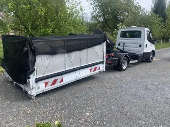 Benne avec bâche de protection sur camion