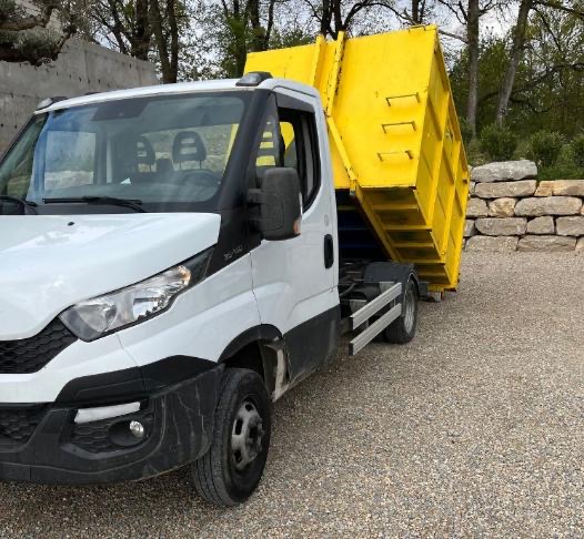 Camion Iveco polybenne avec benne jaune basculante