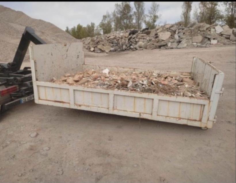 Benne de gravats sur site de dépôt